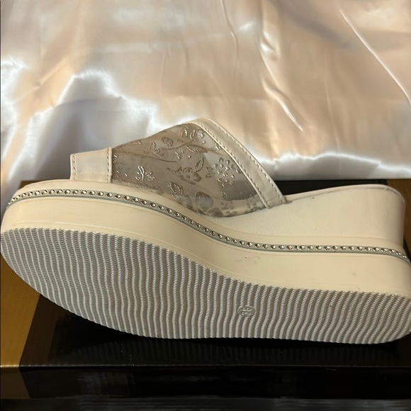 WHITE PLATFORM Sandals great to wear for casual or special occasions! - Picture 6 of 9